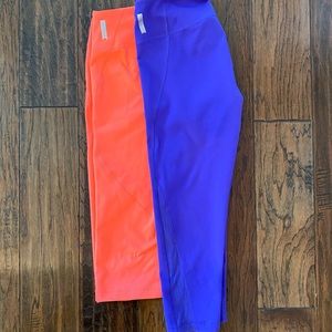 Pair of Zella cropped leggings coral and purple sm